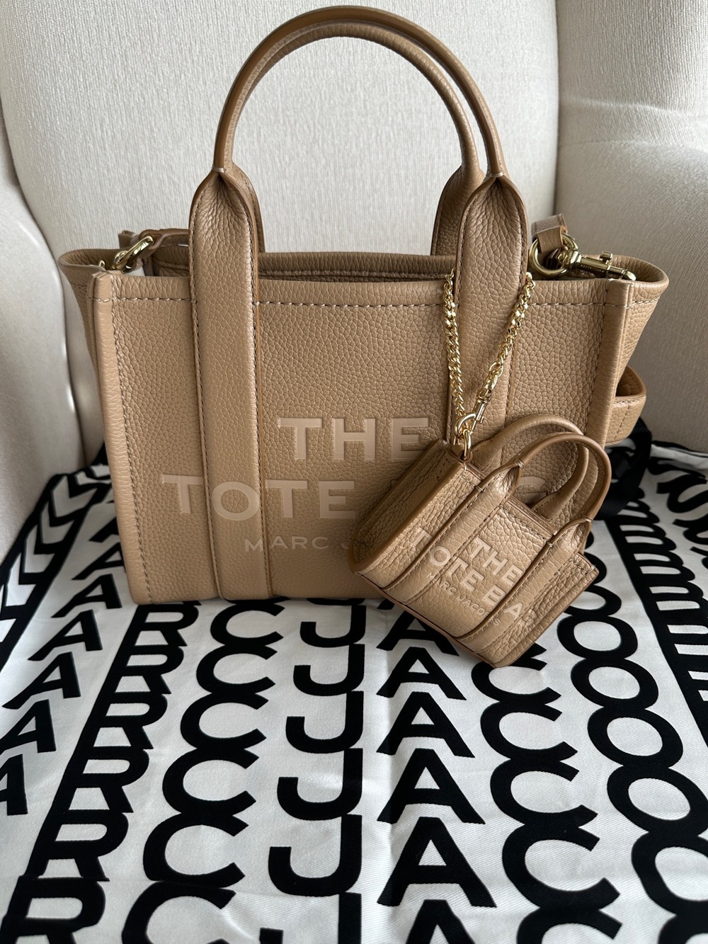 MARC JACOBS THE LEATHER SMALL TOTE BAG IN CAMEL